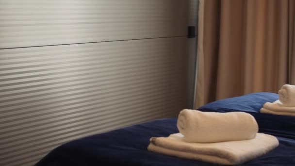 Białe Świeże Czyste Ręczniki Składane Łóżku Pokoju Hotelowym Oświetlone Światłem — Wideo stockowe