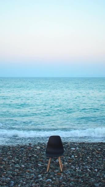 Σύγχρονη Μαύρη Καρέκλα Στέκεται Στην Παραλία Ροκ Της Ακτής Την — Αρχείο Βίντεο
