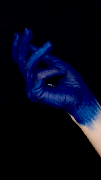 Mão Das Mulheres Pintada Azul Segura Uma Pedra Sadolite Entre — Vídeo de Stock