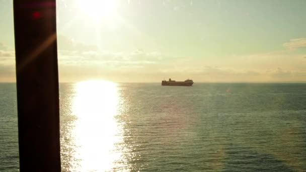 海上貨物船のクルーズ船からの眺めと明るい太陽の反射 — ストック動画