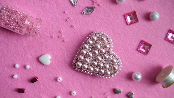 Brož Tvaru Srdce Růžovém Podkladě Korálky Krystaly Perlami — Stock video