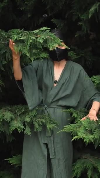 Modelo Kimono Lino Verde Máscara Cuero Negro Posa Bosque Plantas — Vídeos de Stock