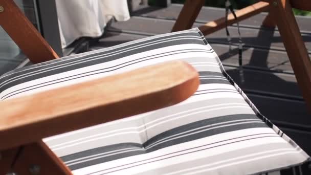 山景酒店小木屋阳台上有条纹靠垫的扶手椅 — 图库视频影像
