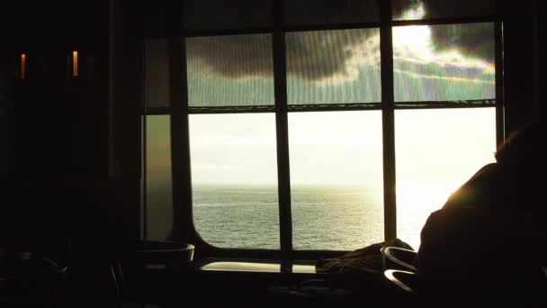 Bar Výletních Lodích Osvětlený Mořským Povrchem Odrážejícím Sluneční Paprsky — Stock video
