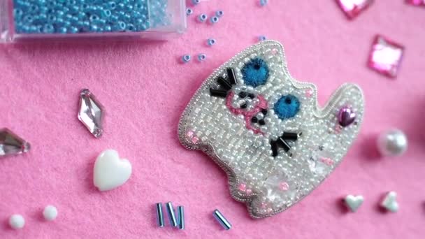 Blue Eye Cat Brooch Pink Background Fabric Beads Crystals Pearls — Stock Video