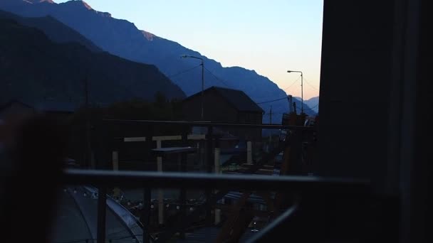 Vedere Spre Muntele Kazbek Dintr Așezare Montană Pentru Turiștii Poalele — Videoclip de stoc