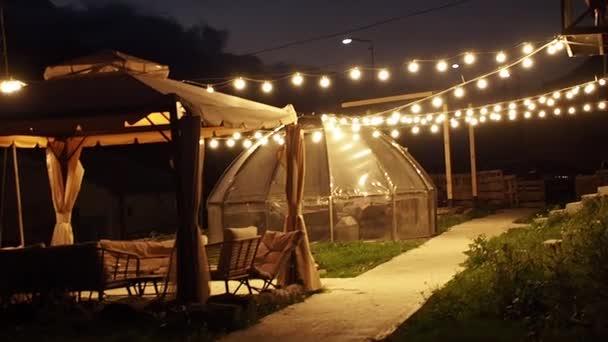 Ein Berghotelhof Mit Nächtlichen Lichtern Und Pavillons Einem Gemütlichen Späten — Stockvideo