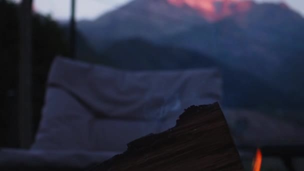 Lagerfeuer Kamin Vor Dem Hintergrund Des Berges Kazbegi Morgen — Stockvideo