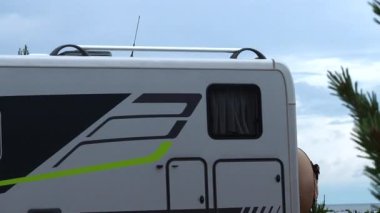 Kamp alanında kamp minibüsü..