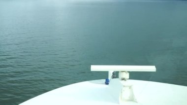 Yolcu gemisinin ana güvertesinden denize ve mavi gökyüzüne bakış açısı.