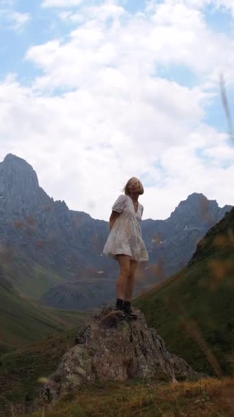 Blond Witte Jurk Staat Rots Temidden Van Majestueuze Bergketen Blauwe — Stockvideo