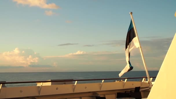 Флаг Эстонии Развевается Ветру Корме Круизного Судна Море — стоковое видео