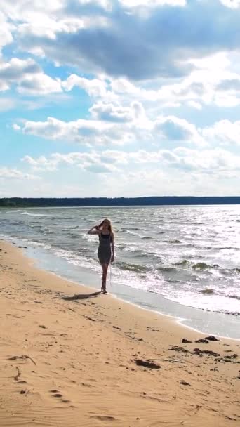 Fată Adolescentă Păr Lung Maro Ochelari Plimbări Rochie Netă Prin — Videoclip de stoc