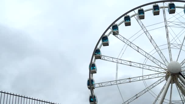 Het Reuzenrad Draait Langzaam Tegen Achtergrond Van Een Bewolkte Lucht — Stockvideo