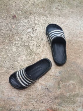 Eski siyah beyaz ayakkabılar.