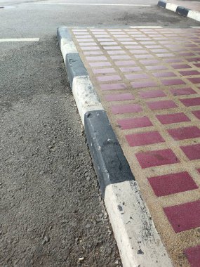 Yaya yolu, kırmızı, siyah ve beyaz desenli kenar