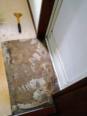 Banyo zeminini değiştirirken...