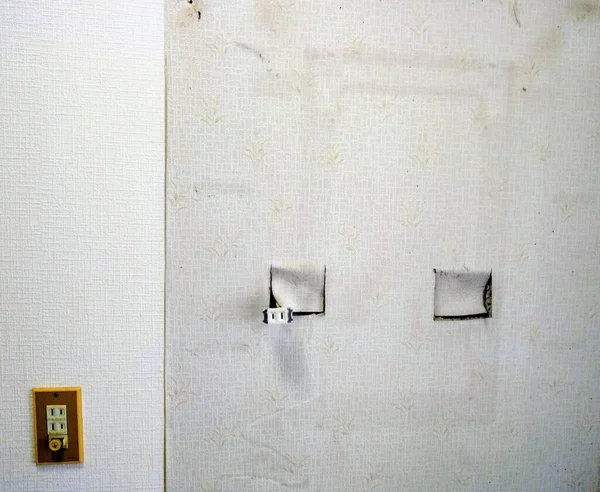 Eski lavaboyu taşıdıktan sonra duvar