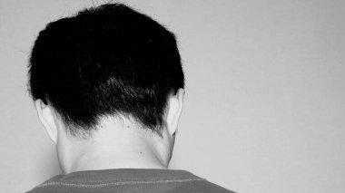 Bunalımlı bir Japon 'un arka görünüşü