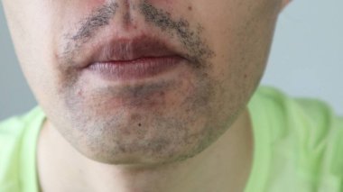 Kıllı sakallı bir Japon.