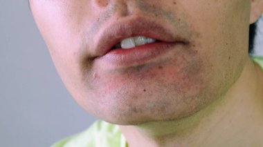 Kıllı sakallı bir Japon.