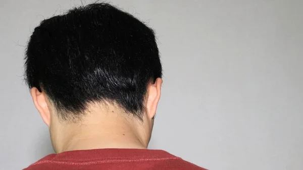 Bunalımlı bir Japon 'un arka görünüşü