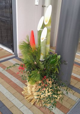 Kadomatsu, Japonya 'nın girişinde dekore edildi.