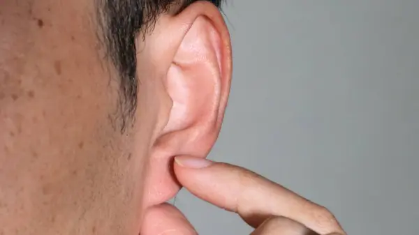 Dinleme noktalarına baskı yapan kişi