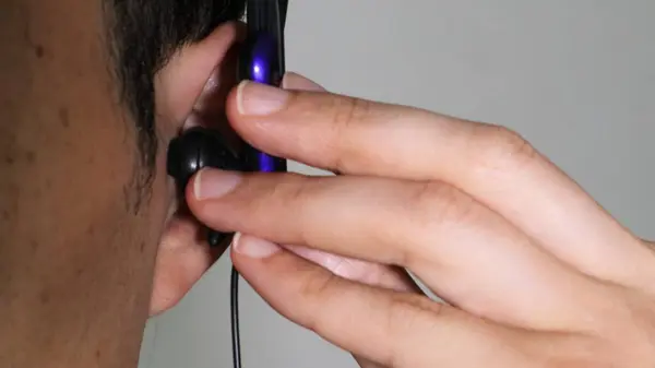 Kulaklık takan birinin yakın çekimi.