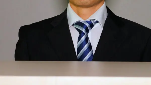 Oturan bir iş adamının yakın çekimi.