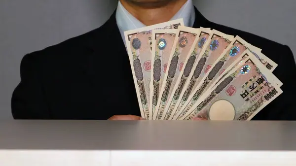 Banknotları olan iş adamlarına yakın çekim