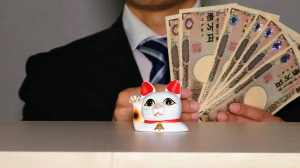 Şanslı kedilerden servet kazanan bir iş adamı.