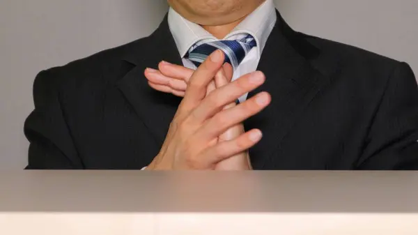 İş adamlarının el çırpışlarına yakın çekim