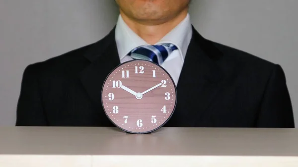 Saati olan iş adamlarına yakın çekim