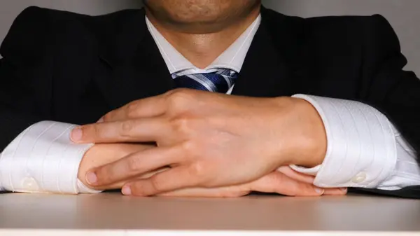 Oturan bir iş adamının yakın çekimi.