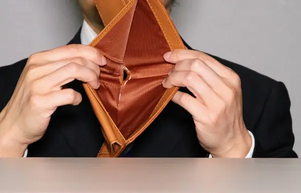 boş cüzdan ile işadamı