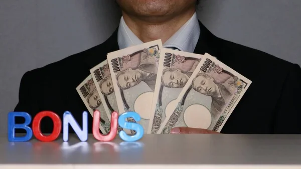 İkramiye almış bir iş adamının resmi