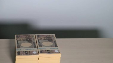 Masada çok para var.