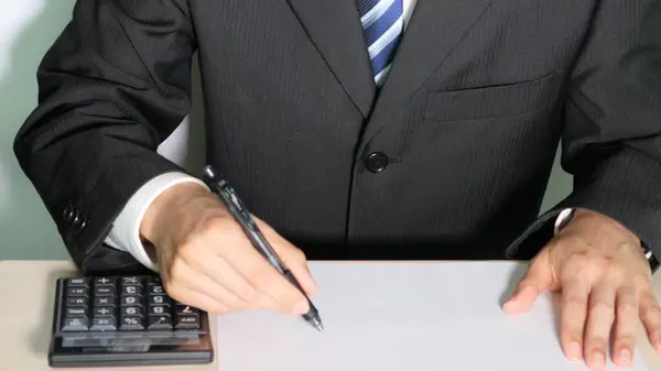 Ofis işi yapan bir iş adamı.