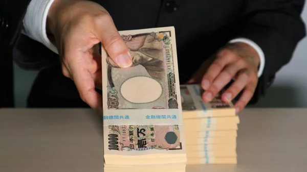 Çok parası olan bir iş adamı.