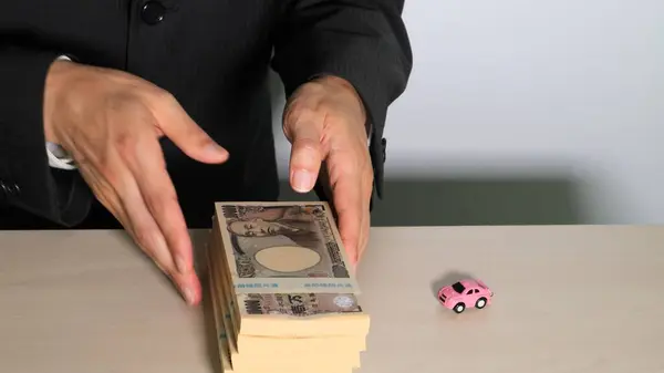 Bir iş adamının araba satın alma görüntüsü