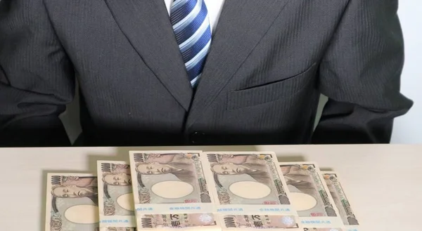 Çok parası olan bir iş adamı.