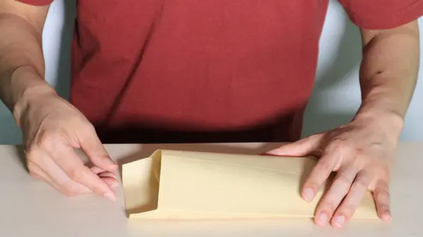 Bir zarf tutan kişi