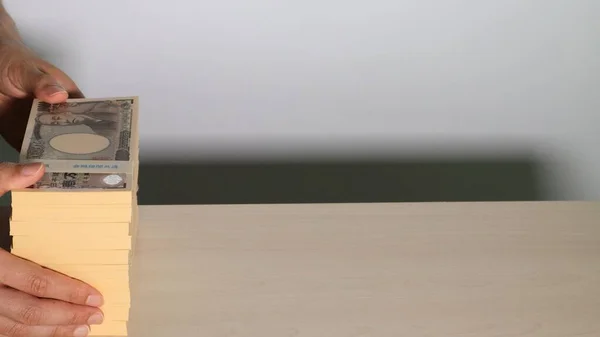 Çok parası olan birinin yakın çekimi.