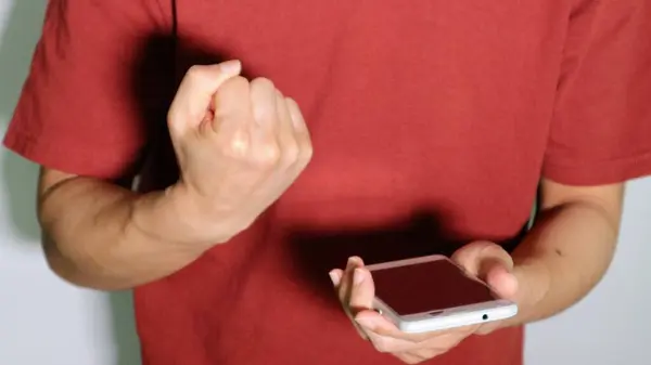 Akıllı telefon tutan mutlu bir insan.