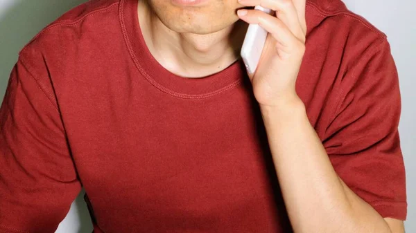 Bir telefon görüşmesi yapan kişinin yakın çekimi.