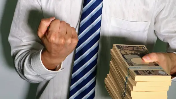 Parayla poz veren bir iş adamı