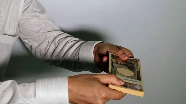 Yuvarlak sopalı ve büyük paralı bir iş adamı.