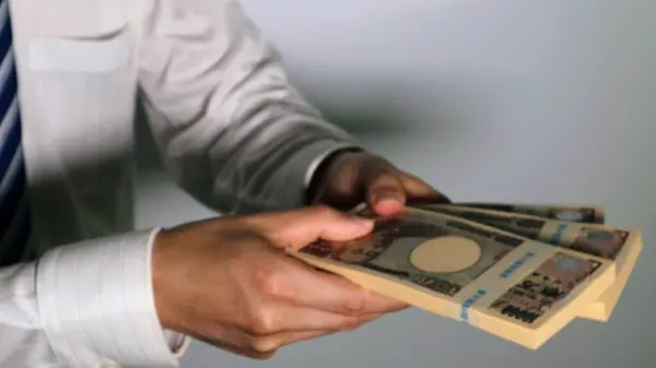 Yuvarlak sopalı ve büyük paralı bir iş adamı.