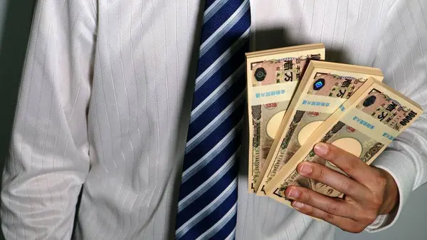 Yuvarlak sopalı ve büyük paralı bir iş adamı.